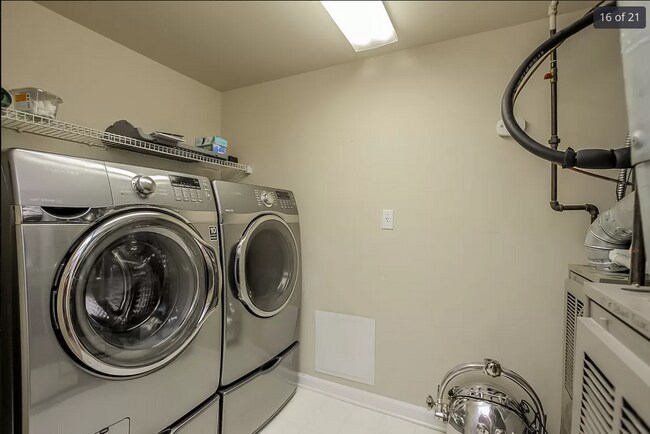 Building Photo - Gorgeous 2 bed townhome in beautiful Franklin