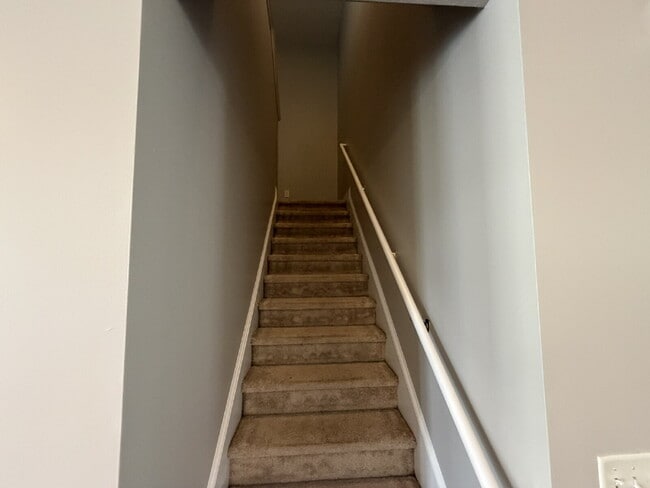 Building Photo - Town House For Rent