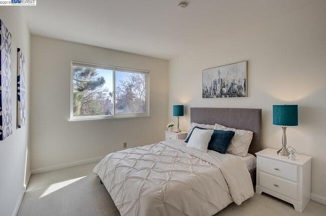 Building Photo - Bright 3 Bedroom Townhome in Newark