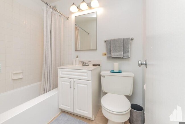 Building Photo - 1 bedroom in Chicago IL 60610