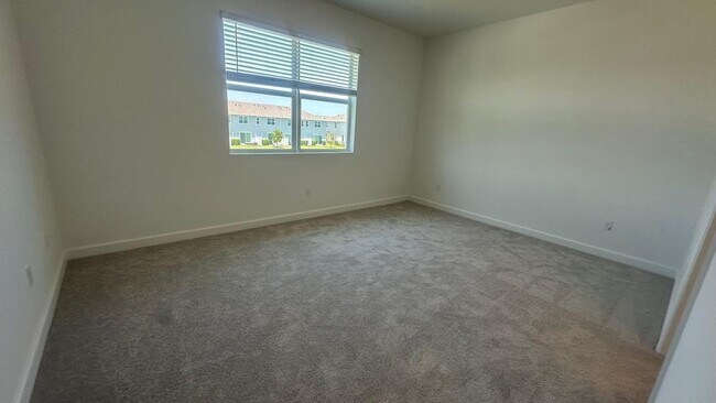 Building Photo - 553 Rivergrass St
