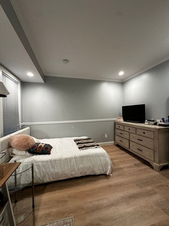 Building Photo - Spacious 3 Bed | 2 Bath in Prime Somerville Location with 2 parking!