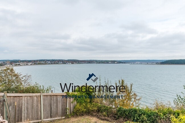 Building Photo - Three Bedroom, Two Bath Waterview