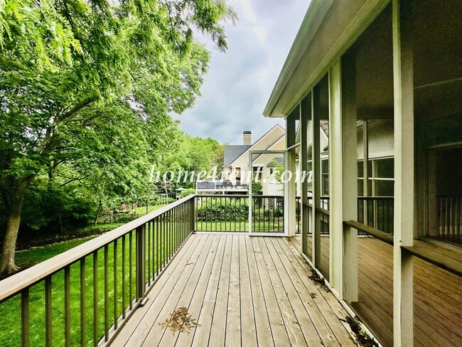 Building Photo - Exceptional 1.5 Story Home in the Prestigious Loch Lloyd Community!