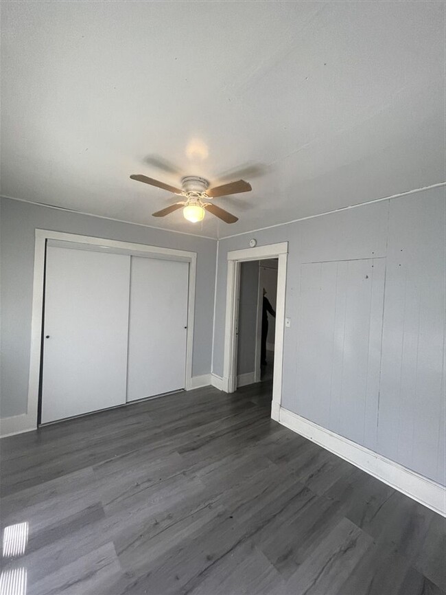 Building Photo - 2 br 1 bath duplex unit for lease | Shreve...