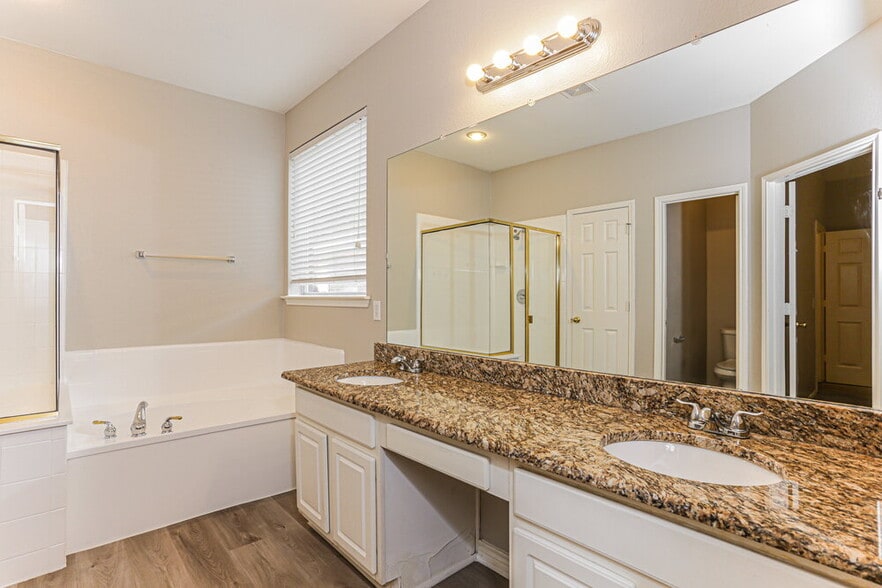Building Photo - 1630 Redwood Dr