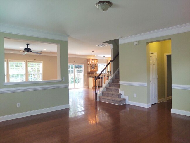 Building Photo - Beautiful Home located in the Hamilton Lak...