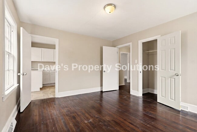 Building Photo - Beautifully updated and ready for its new tenants!