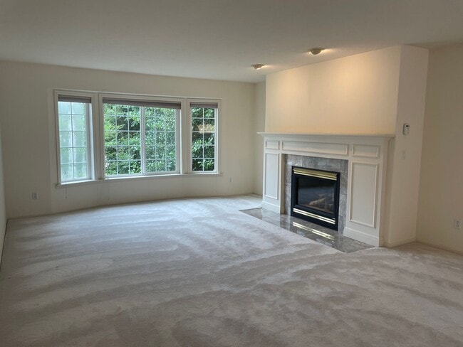 Building Photo - Single Level Useless Bay Home with Bonus Room!