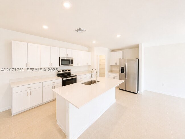 Building Photo - 17293 Cantu Ct