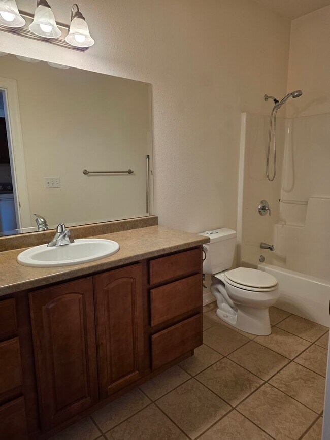 Building Photo - Amazing Bay View 3 bed/3 bath in Coos Bay