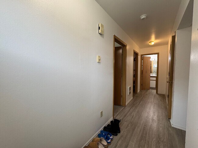 Building Photo - 4 Bedroom 2 Bathroom Duplex - Near WWU