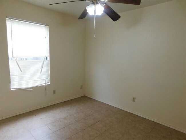 Building Photo - 2027 Redwing Way
