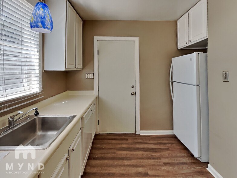 Building Photo - 2141 Royal Oaks Dr