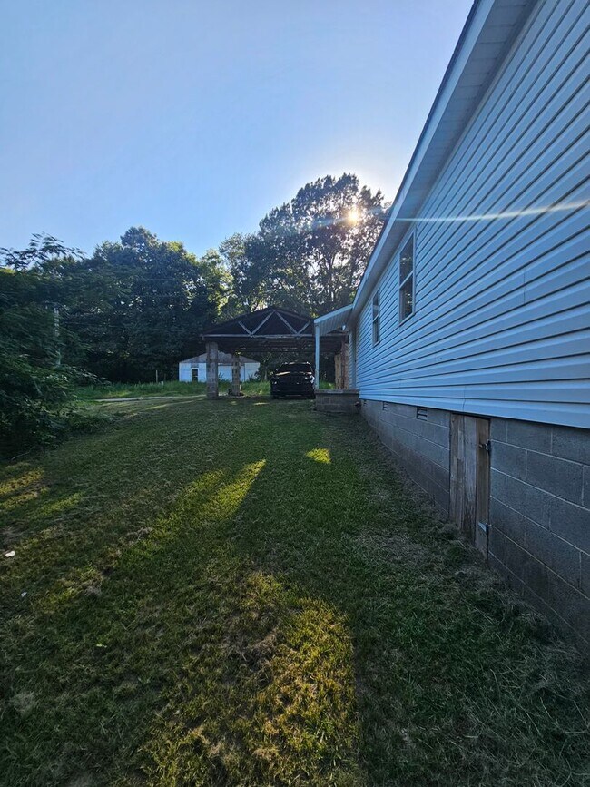 Building Photo - Home in Benton