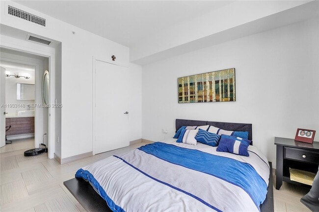 Building Photo - 1010 SW 2nd Ave