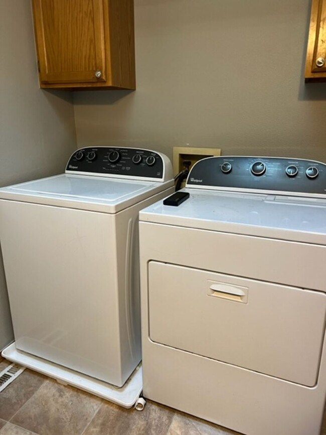 Building Photo - 3 Bedroom, 2.5 Bath Beautiful Ranch Style Home with 3 Car Attached Garage in West Fort Collins, CO