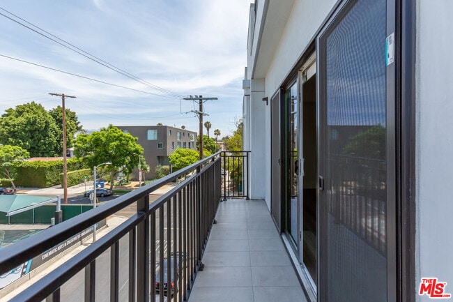 Building Photo - 857 Hayworth Ave