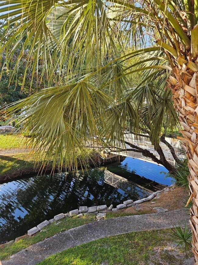 Building Photo - 5140 SW 40th Ave