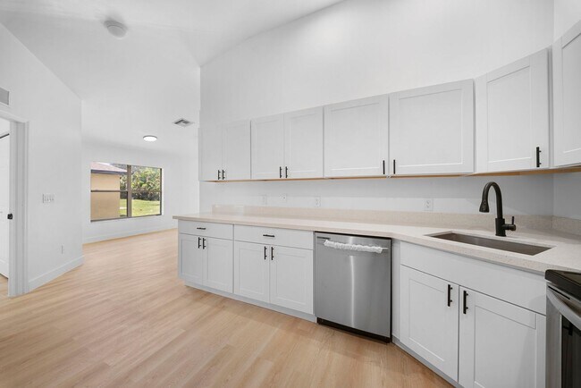 Building Photo - Beautifully updated duplex two bedrooms+ DEN, two bath in Cape Coral