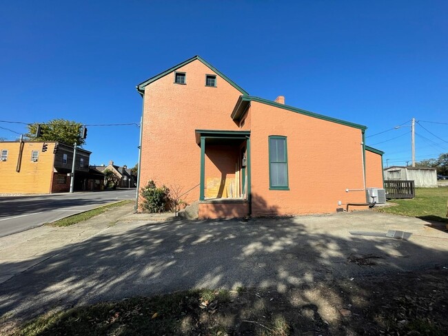 Building Photo - Huge House or Commercial Office Downtown