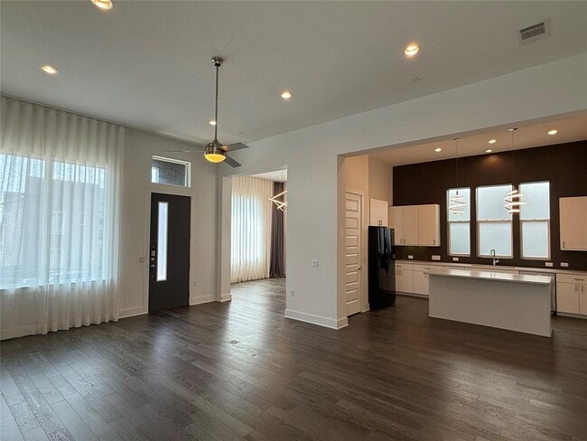 Building Photo - 6117 Seville Dr