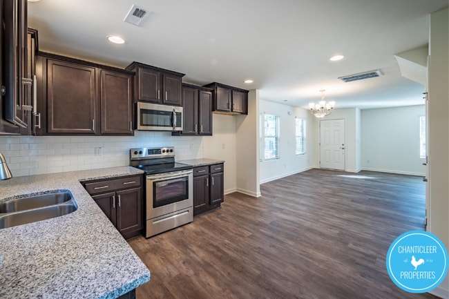 Building Photo - 5 Belhaven Dr