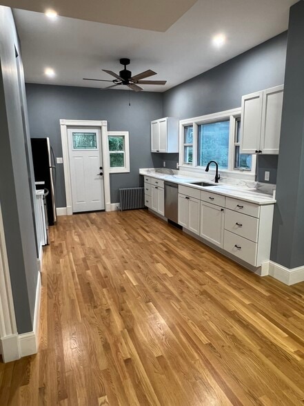 Eat-in kitchen with granite countertops and stainless steel appliances - 111 Falcon St