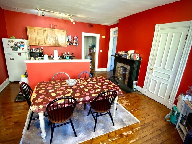 Building Photo - 715-17 Summerlea St