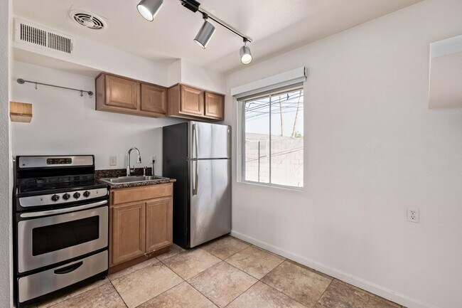 Building Photo - 524 W Fairway Dr