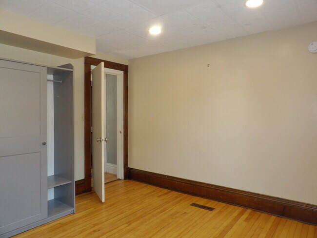Building Photo - 3 Bedrooms | 2 Bathrooms Near UofM