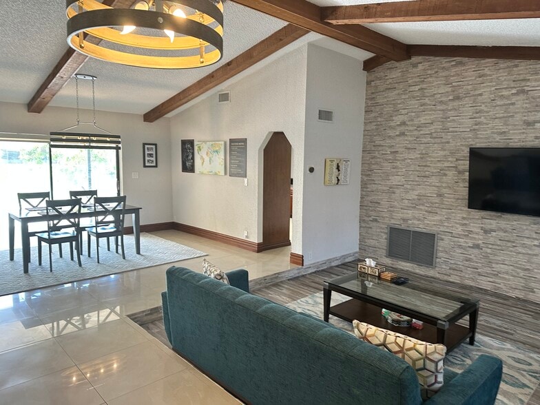 Building Photo - 10404 NW 5th Mnr