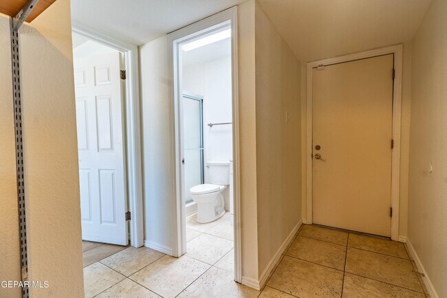 Building Photo - 7033 San Marino Dr