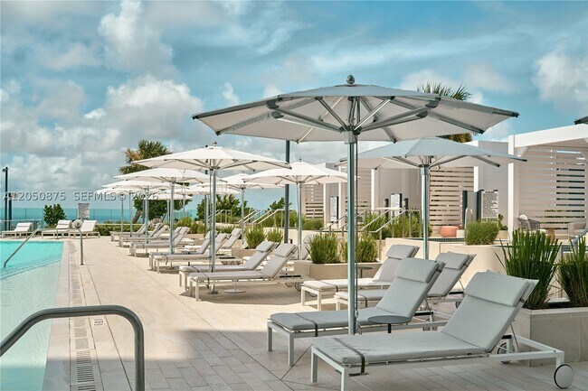 Building Photo - 300 Biscayne Blvd