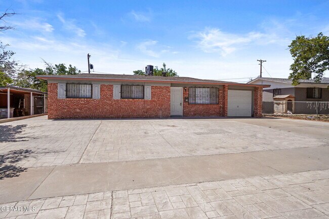 Building Photo - 4908 Royal Dr