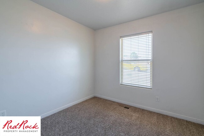 Building Photo - Pet Friendly! Spacious 4 Bedroom 3.5 Bathr...