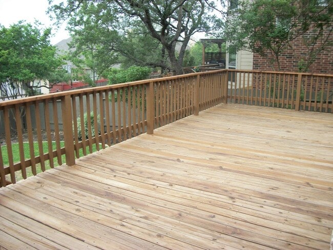 Building Photo - BEAUTIFUL HOME IN A GATED COMMUNITY!