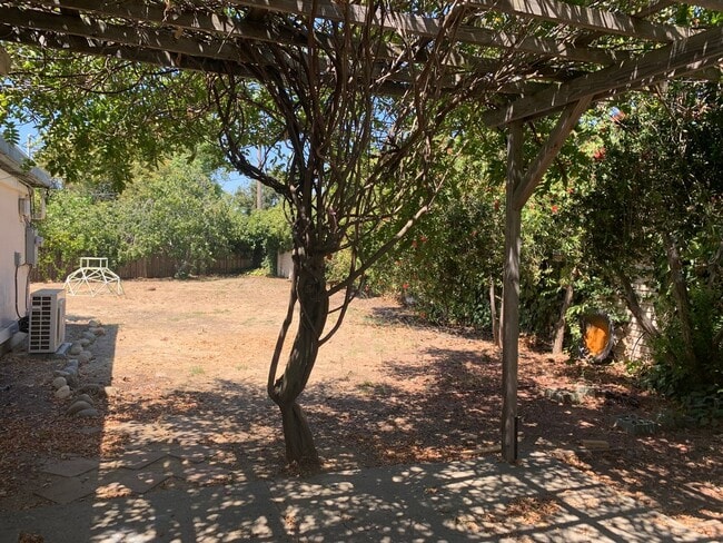 Building Photo - Updated 3 Bedroom Home Near Chestnut Park