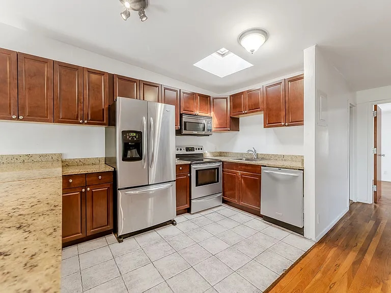 Building Photo - 5-47-47 51st Ave
