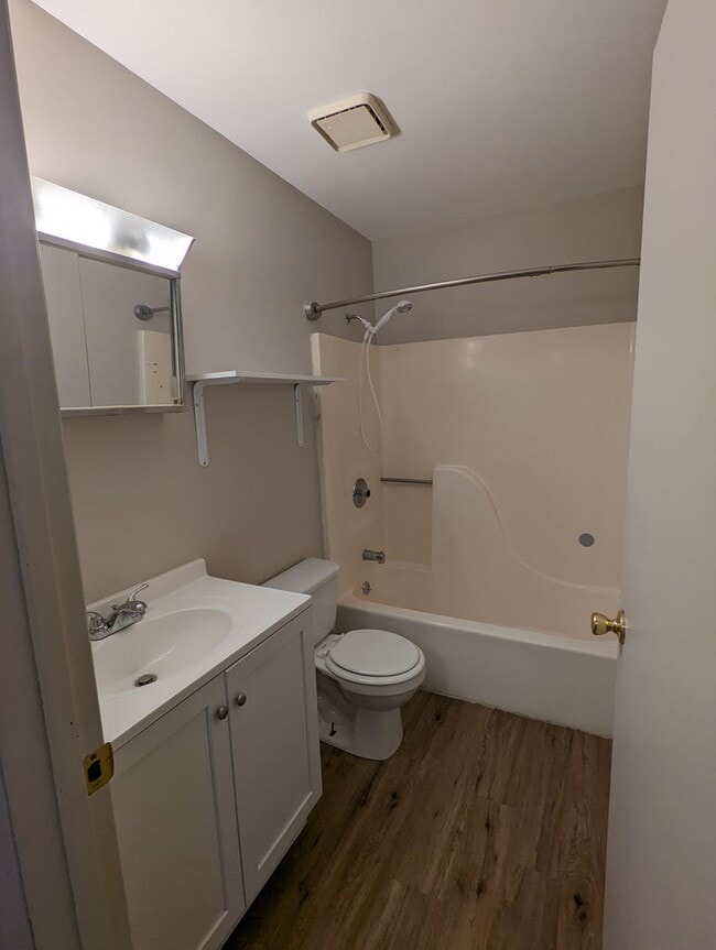 Building Photo - 2 Bedroom Upstairs Apartment with Washer/Dryer Hookup