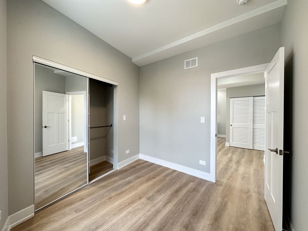 Building Photo - 437 W Belden Ave