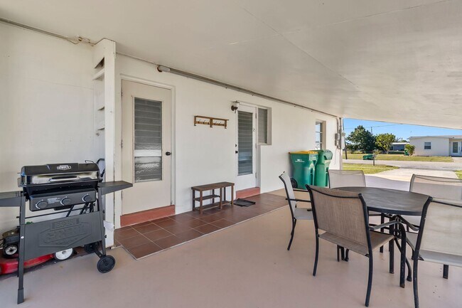Building Photo - Furnished * AVAIL Now Through 11/1 * $1,69...