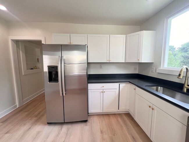 Building Photo - 810 Stonehenge Ave