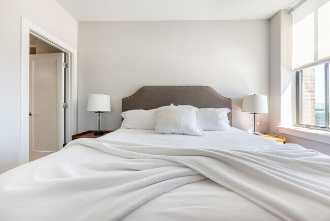 Building Photo - 10 Light St