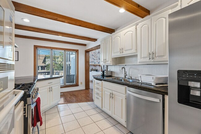 Building Photo - 5382 Kings Park Dr