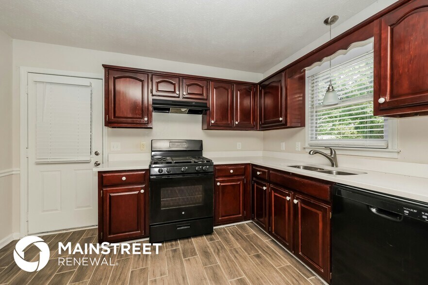 Building Photo - 4930 Cloverhill Dr