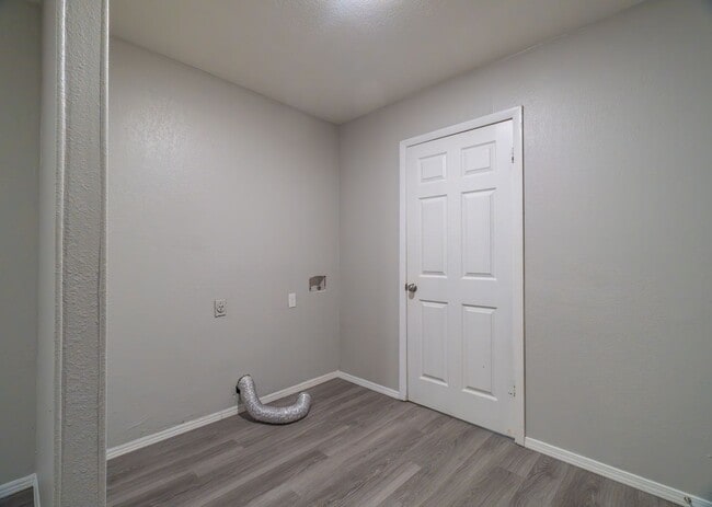 Building Photo - Beautiful 3 Bed, 2 Bath Home with a 2-Car ...