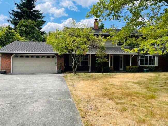 Building Photo - Large 4 Bedroom in Somerset Neighborhood