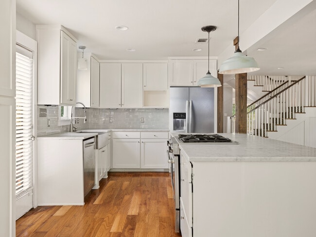 Building Photo - 1705 W 11th St