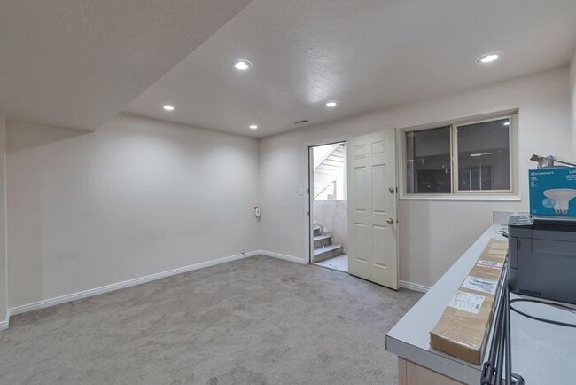 Building Photo - Awesome 4 Bedroom Home in Orem w 2 car garage